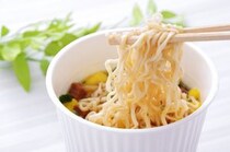「カップラーメンの中でも一味違う」　男性が“麺が最高にうまいと思うカップ麺シリーズ”1位に「カップラーメンの概念を塗り替えている」「うまいけど高い！でも買っちゃう！」の声