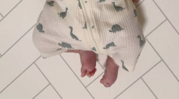 生後2カ月の赤ちゃん→カメラを向けたら……　ママ困惑の“まさかの姿”に「履歴書の写真にそのままいける」「イケメンですね！」
