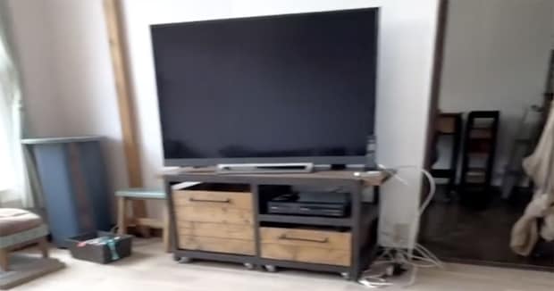 テレビを壁掛けにDIYしたい主婦→まず壁をぶち抜いて……「すごーい！」　“衝撃の完成形”に「地味作業だけど大変」「うちにも作って欲しい」