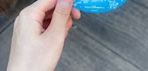 キャスト「書けません」ディズニーシーでシールに名前入れをお願い→1600万表示の“まさかのNGルール”に「それは知らなかった」「そんな……」