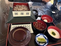 「満足するまで何度でもおかわりできる」　“信州蕎麦食べ放題”な道の駅がいろいろ強すぎる！　「本格的な蕎麦が無限杯食える」「峰竜太の存在感もすごい」