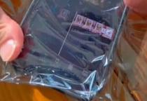 スマホにラップをかけてペンでなぞると……　260万再生された“まさかの撮影術”に「天才！」「これなら出来そう」