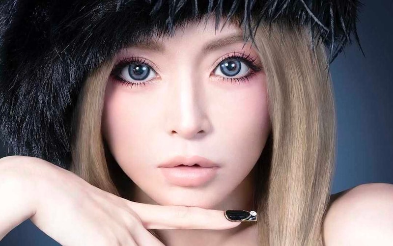 「脇全開でも美しいとは…」浜崎あゆみ、キャミソール姿の“鍛え上げた上半身”に驚きの声「あまりにも美ボディ」「ぴったりとした……」
