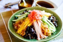 「冷やし中華はこれ一択」大好評の“市販の冷やし中華”に「毎年箱買いしてる」「初めて食べたときはたまげた」「麺が美味しいから具材なしでも食べてる」の声