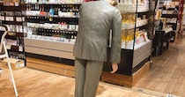 日本酒の売り場にいた具合が悪そうな人→よく見ると……　39万表示の“驚きの正体”に「昨日見かけて驚いた」「飲み会翌日のワイ」
