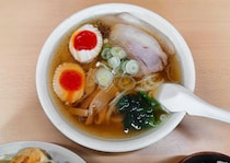 「栃木県の醤油ラーメンの名店」一番うまいと思う店はどこ？　青竹打ちの平打ちちぢれ麺とスープとの相性が抜群な佐野ラーメンのお店などを紹介！