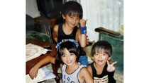 記念写真を撮る、元気な3きょうだい→22年後……　ポーズを再現した“現在の姿”が300万再生「ステキに歳を重ねられてますね」「漫画みたい」