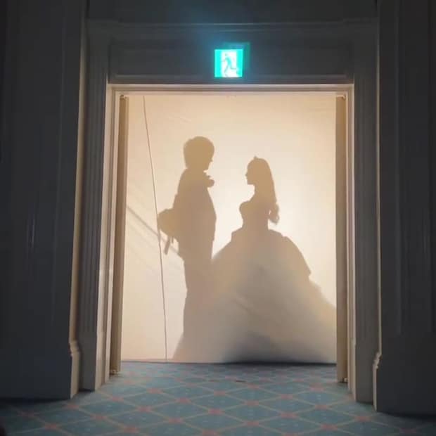 「新郎新婦のご入場でございます」→幕が上がると…… まさかの姿に「めっちゃ鳥肌たった」「まさに王子様とお姫様」と197万再生