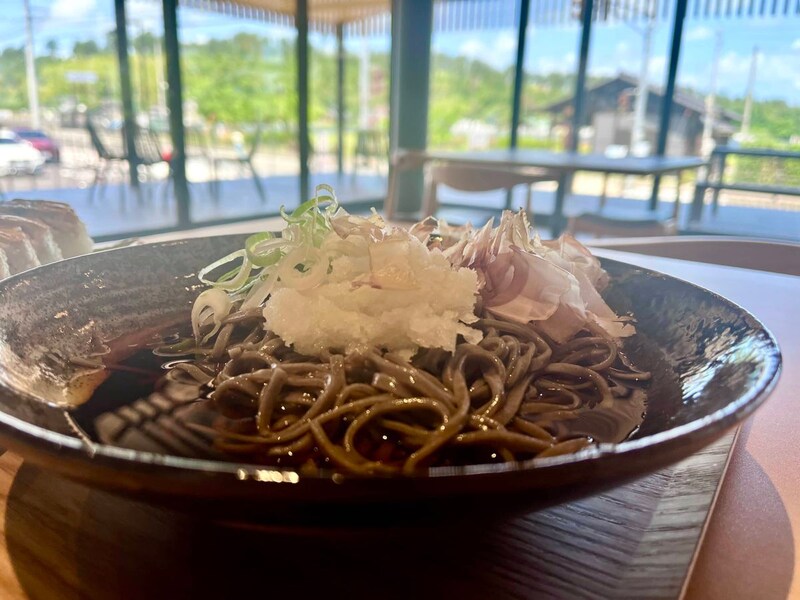 「熱い日に食べたい蕎麦」 福井の最注目スポット・道の駅蓮如の里あわらで食べるおろし蕎麦が完璧すぎる 「大根おろしの爽快感に感服」「肉厚な焼き鯖寿司と一緒に食べたい」