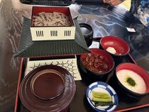 「満足するまで何度でもおかわりできる」　“信州蕎麦食べ放題”な道の駅がいろいろ強すぎる！　「本格的な蕎麦が無限杯食える」「峰竜太の存在感もすごい」
