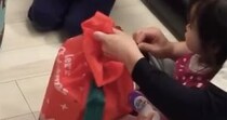 2歳の娘→クリスマスプレゼントを開けると……「まって」「かわいいしぬ」　“ママもん絶”の光景に「サンタさんも…苦労した甲斐ありましたね」