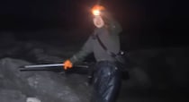 夜の海をガサガサ探索していたら……「でっか！」　とんでもない“漂着物”に「こんな物に出会えるとは」