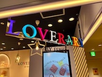 「大人可愛いロゴがオシャレ」フェイラーの“ハンカチ”が話題　「色違いで購入」「クールな柄に一目惚れ」「目立ちすぎず、格好良い」などの声