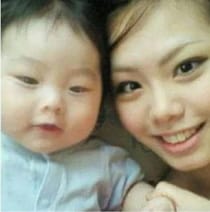 19歳で息子を産んだママ→19年後には……　驚がくのビフォーアフターに「素晴らしい女性」「お母さんまったく変わってない」
