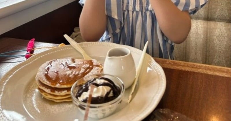 娘がロイホで初めてパンケーキを食べたら……「わーこれはいい写真」　最高すぎる表情が60万表示「CMに採用決定です！」