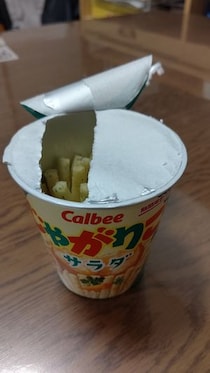 じゃがりこの開封に失敗した漫画家の卵→「泣かされたままで終わらないのが私だ」　“まさかの大逆転”が620万表示「発想めっちゃいい」