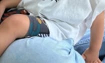 生後2カ月の次男を抱っこし続けたパパ→2歳の長男を抱っこしたら……　まさかの光景に「親として100点だ！」「角度が絶妙」