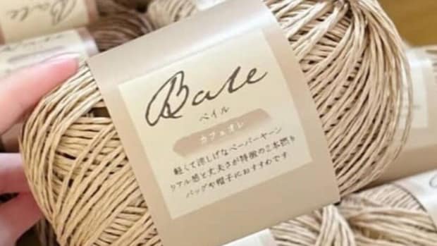 セリアの紙糸5玉を、コツコツ編んでいくと……　「買いたいレベル」夏らしい“まさかの完成品”に「作ってみたいです！」
