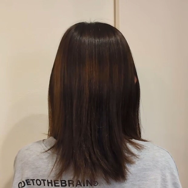 40代ママ「美容院が苦手」→意外なアイテムで“セルフカット”したら……　驚きの仕上がりに「上手ですねぇ！」「参考にします」