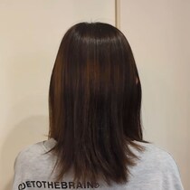 40代ママ「美容院が苦手」→意外なアイテムで“セルフカット”したら……　驚きの仕上がりに「上手ですねぇ！」「参考にします」