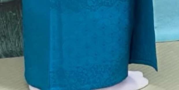 着物で披露宴へ向かう50歳女性→「カチコミですか」と言われた姿は…… 圧巻の着こなしに「惚れてまうやろー!」「エグい美人」