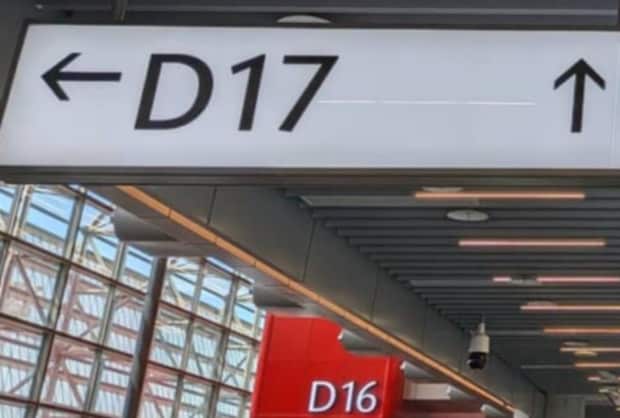 空港スタッフに「ゲート遠いよ」と言われ案内板を見上げると……　驚きの光景に「三度見した…」「あまりに無慈悲」