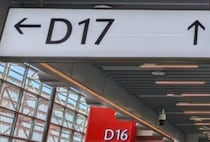 空港スタッフに「ゲート遠いよ」と言われ案内板を見上げると……　驚きの光景に「三度見した…」「あまりに無慈悲」
