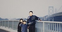 幼少期、家族4人で記念撮影→大人になってから見返したら……「わたしに勝てる人いる？」　クセが強すぎる“1枚”に「めちゃくちゃ元気でる」