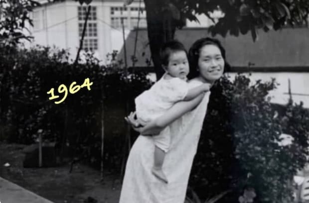 母におんぶされる赤ちゃん→55年後……　同じ場所で撮った“再現ショット”に反響「優しい娘さん」「私には絶対出来ない」