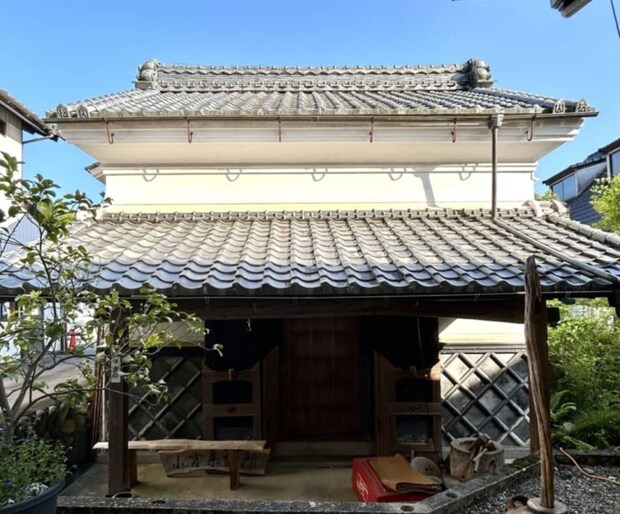 実家に帰省した弟→古い蔵をのぞいたら…… 兄による“まさかの光景”に驚がく「これこそ男の夢」「最高じゃないですか!」