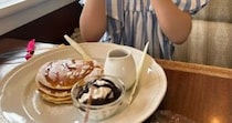 娘がロイホで初めてパンケーキを食べたら……「わーこれはいい写真」　最高すぎる表情が60万表示「CMに採用決定です！」