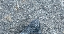 庭に砂利を敷いていた女性→混ざっていた石をよく見ると……「なに！？」　驚きの光景に「お宝に認定です」