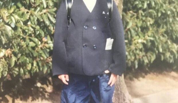 「岡田准一の幼少期」っぽい男の子→34年後……まさかの変貌に「イケメンて小さい頃からイケメンなんだ」
