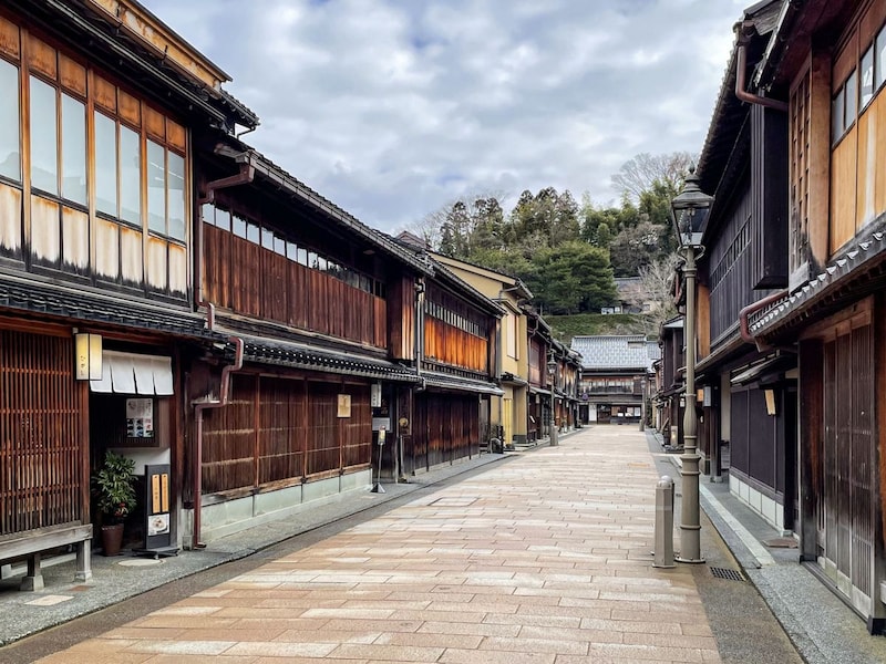 【女性が選ぶ】買ってきてほしい「金沢土産」ランキング！　2位は「ショコラフォンダン」「烏骨鶏かすていら」、1位は？