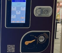 横浜駅にあった自販機→近づいて見てみたら……「嘘でしょ!?」　“まさかの商品”に「自販機のレベル超えてる！」