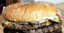 バーガーキングでパティを限界まで追加したら……1250万表示のとんでもないビジュアルに「ガチで大量じゃん」「えげつない」