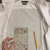 オーバーサイズの白シャツ→背中にマス目を書いて、手縫いしていくと……　2400万再生のリメイク作品に「初めて見た」「背骨みたい」【海外】