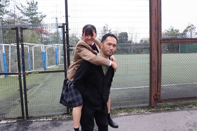 高校の入学式でパパにおんぶされる娘→3年後……　驚きの姿に「サイコーやん」「こんな父と娘、存在するんですね」