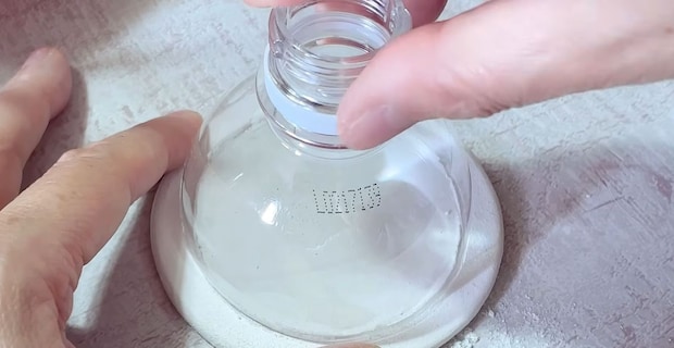 ダイソー粘土に溝を彫り、ペットボトルを置いたら…… 想像以上の“100均DIY”に「めっっっっちゃ良い!」「天才かな?」