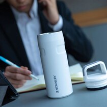 「6時間後も氷が残ってました」　スタンレーの“軽い水筒”に「他社にない美しさがある」「抜群のトータル性能の良さ」「軽さと使いやすさに脱帽」の声