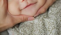 3カ月赤ちゃんを育てるママ→カメラロールを開いたら……「大変なことに」　まさかの光景に「なぜやらなかったのか後悔」「大好きを叫ばせて」