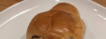 息子「ママみてー！」→レーズンパンをよく見ると……“まさかの姿”に「こんなの食べられない」「想像以上」