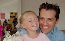 幼い娘とパパ、笑顔の2ショット→20数年後……　“現在の2ショット”に反響「うわー最高！」「涙が止まらない」【海外】