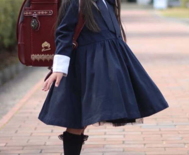 入学式でおめかしする娘→6年後……「こんなに大きくなりました(泣)」 同じ場所とポーズの“再現ショット”が272万表示