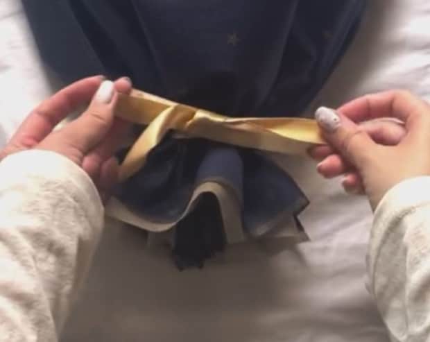 父の大好物を集め、ダイソー巾着に入れると……「なにこれー!?」 驚きのギフト術に「一番うれしいやつ!」「母もこれがいい」