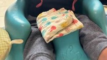 ママがセリアの毛糸で編んだボンネット→パパが赤ちゃんに被せると……　「とんでもなくかわいい！」「笑ってむせた」