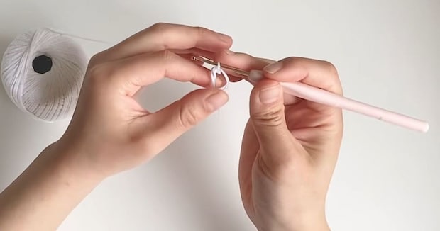 ダイソーのレース糸をかぎ針で編み、着色するだけで…… まるでお花畑のような仕上がりに「思ったより簡単」