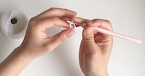 ダイソーのレース糸をかぎ針で編み、着色するだけで……　まるでお花畑のような仕上がりに「思ったより簡単」