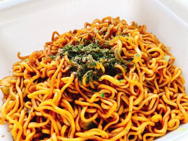 【関西地方在住者に聞いた】コスパが良いと思う「カップ焼きそば」ランキング！　2位は「マルちゃん ごつ盛りソース焼そば」、1位は？