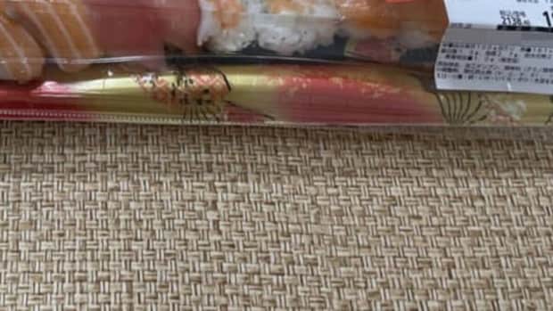 レジのおばちゃん「箸1膳でいいの?」→購入品を見ると……「おばちゃんの気持ちがわかった」 まさかの光景が390万表示「優しさなんやろうけど……」